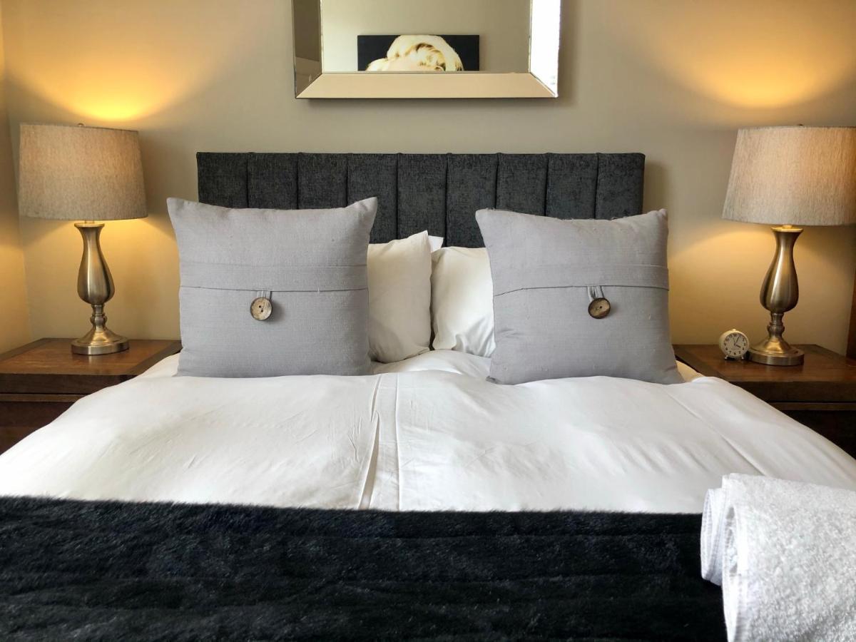 The Courtyard 2 Bedroom Apartments In Central Windsor With Parking מראה חיצוני תמונה