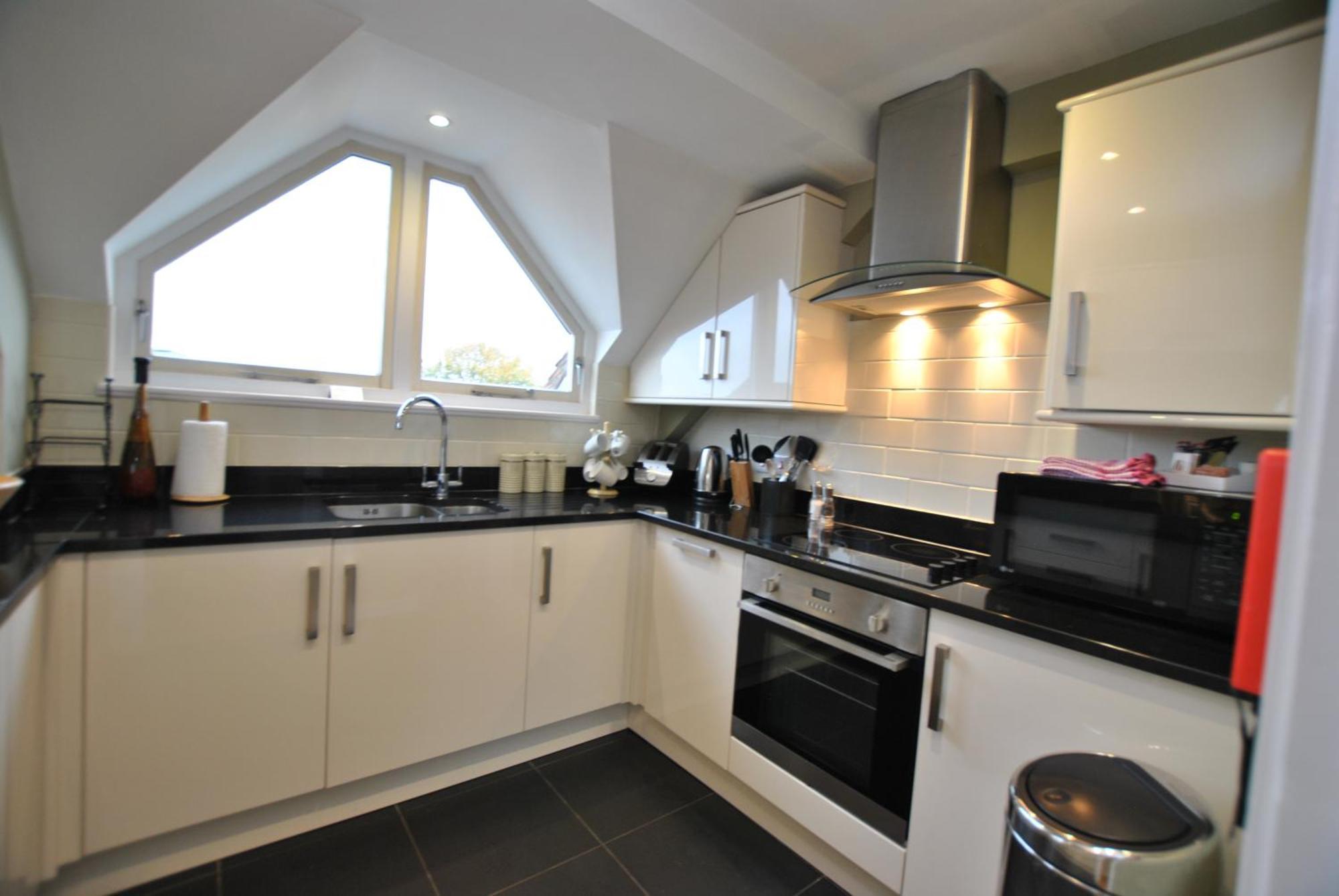 The Courtyard 2 Bedroom Apartments In Central Windsor With Parking מראה חיצוני תמונה