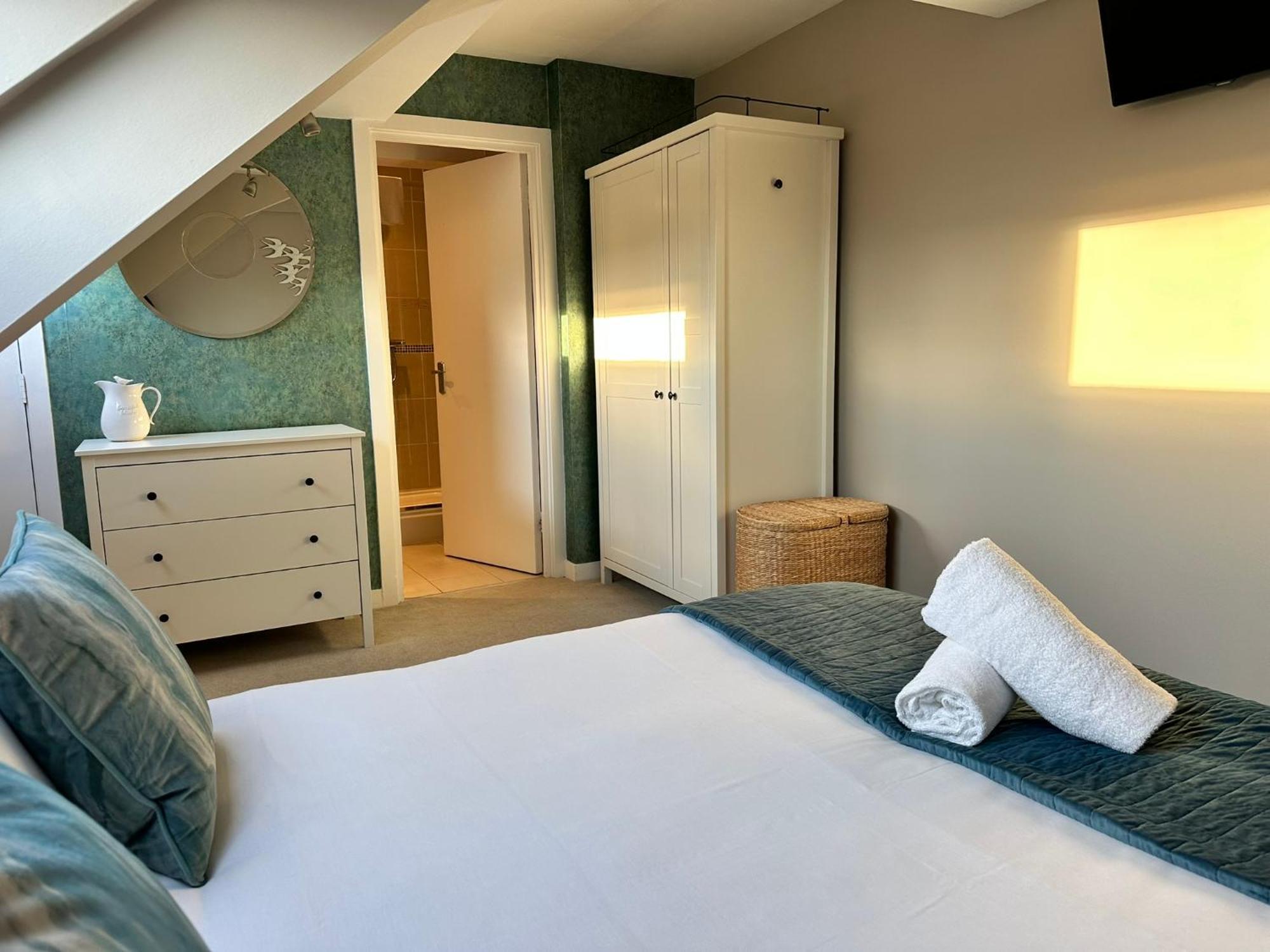 The Courtyard 2 Bedroom Apartments In Central Windsor With Parking מראה חיצוני תמונה
