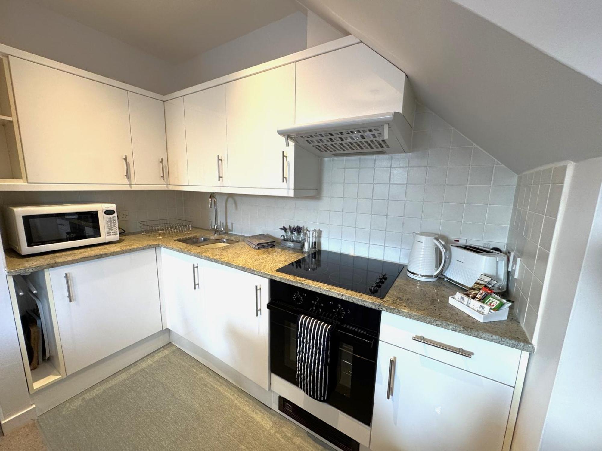 The Courtyard 2 Bedroom Apartments In Central Windsor With Parking מראה חיצוני תמונה